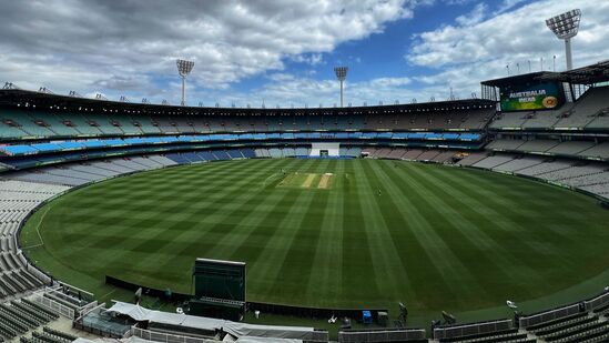 Boxing Day Test Record: బాక్సింగ్ డే టెస్టులో చివరిసారి 2019లో ఆస్ట్రేలియా, న్యూజిలాండ్ మ్యాచ్ తొలి రోజు ఆటను 80 వేల మంది చూశారు. ఆ తర్వాత కొవిడ్ కారణంగా ప్రతి ఏటా ప్రేక్షకుల సంఖ్య తగ్గుతూ వస్తోంది. మళ్లీ ఈ ఏడాది ఏకంగా 87 వేలకుపైగా ప్రేక్షకులతో అన్ని రికార్డులు బ్రేకయ్యాయి.&nbsp;