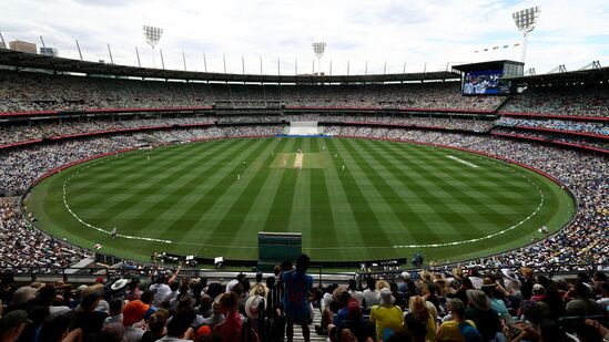Boxing Day Test Record: ఆస్ట్రేలియాలోని ఐకానిక్ మెల్‌బోర్న్ క్రికెట్ గ్రౌండ్ (ఎంసీజీ)లో ప్రతి ఏటా బాక్సింగ్ డే టెస్టు జరగడం సహజం. ఈ మ్యాచ్ చూడటానికి తొలి రోజు భారీ సంఖ్యలో ప్రేక్షకులు వస్తుంటారు. ఇండియా, ఆస్ట్రేలియా మధ్య ప్రారంభమైన నాలుగో టెస్టు తొలి రోజు ఏకంగా 87,242 మంది రావడం విశేషం. గత ఐదేళ్లలో ఇదే అత్యధికం.