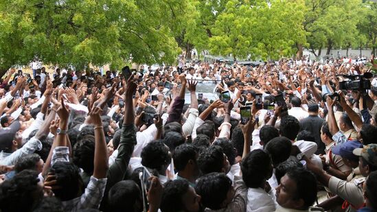 పులివెందులలోని క్యాంపు కార్యాలయంలో ఏర్పాటు చేసిన ప్రజాదర్బార్‌ కార్యక్రమానికి భారీగా ప్రజు తరలివచ్చారు. &nbsp;