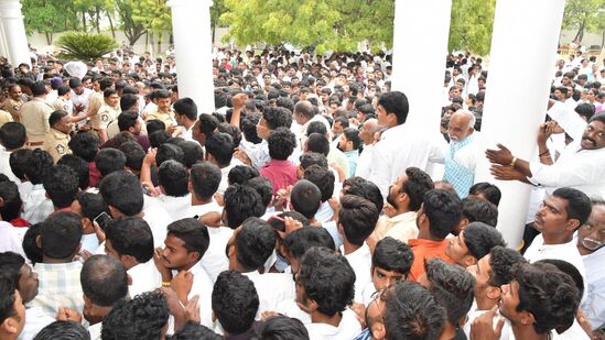 భారీగా జనం రావటంతో పోలీసులు తగిన జాగ్రత్త చర్యలు చేపట్టారు. జనాలను అదుపు చేసే క్రమంలో…స్వల్ప లాఠీఛార్జ్ చేశారు. &nbsp;