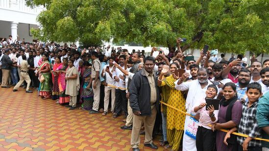 క్యాంపు కార్యాలయం బయట భారీగా ఉన్న జనం