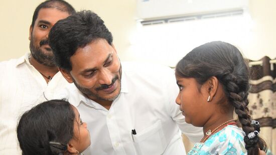 క్యాంపు కార్యాలయంలో చిన్నారులతో వైఎస్ జగన్