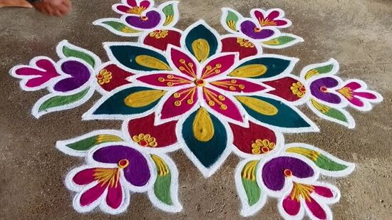 వాకిలి నిండుగా ఉండేలా చేసే అందమైన ముగ్గు. వాకిలి నిండుగా ఉండేలా చేసే అందమైన ముగ్గు.