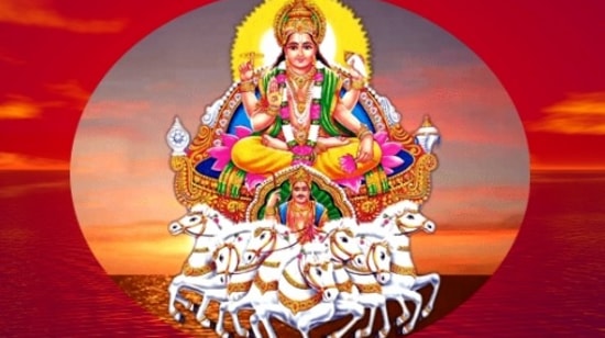సూర్యభగవానుడు తొమ్మిది గ్రహాలకు అధిపతి. నెలకు ఒకసారి తన స్థానాన్ని మార్చగలడు. అతని సంచారం అన్ని రాశులపై ప్రభావం చూపుతుంది. సూర్యుడు సింహ రాశికి అధిపతి. తొమ్మిది గ్రహాలలో సూర్యుడు అత్యంత శక్తివంతమైన గ్రహం.&nbsp;
