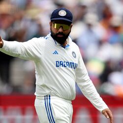 <p>Rohit Sharma: ఆస్ట్రేలియాతో జరుగుతున్న నాలుగో టెస్టులోనూ ఫాలో ఆన్ తప్పించుకోవడానికి టీమిండియా పోరాడుతోంది. అయితే రెండో రోజు తొలి సెషన్ లో రోహిత్ శర్మ కెప్టెన్సీ, కొత్త బాల్ ను సరిగా వాడుకోవడంలో విఫలమవడంపై మాజీ క్రికెటర్లు గవాస్కర్, రవిశాస్త్రి, ఎమ్మెస్కే ప్రసాద్ తీవ్ర అసంతృప్తి వ్యక్తం చేశారు.</p>