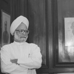<p>ఏప్రిల్ 17, 1995 - అమెరికా ట్రెజరీ సెక్రటరీ రాబర్ట్ రూబిన్​తో సమావేశానికి ముందు డాక్టర్ మన్మోహన్ సింగ్. (హెచ్​టీ ఫోటో: సంజయ్ శర్మ)</p>