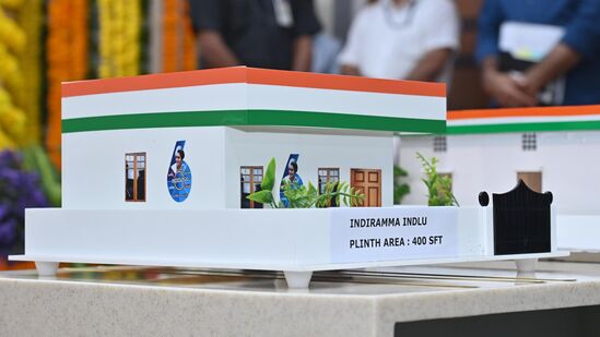 మొదటి విడతలో సొంత స్థలం ఉన్న నిరు పేదలకు ప్రభుత్వం ఇందిరమ్మ ఇళ్లు మంజూరు చేయనుంది.. తొలి సంవత్సరంలో ప్రతి నియోజకవర్గానికి 3,500 చొప్పున ఇండ్లను కేటాయిస్తారు. మొత్తంగా 4.5 లక్షల ఇండ్లకు ఒక్కో ఇంటికి రూ. 5 లక్షల చొప్పున నిధులను విడుదల చేస్తారు. ఈ నిధులను నాలుగు ధపాలుగా జమ చేస్తారు. ఇందిరమ్మ ఇంటి ఫిర్యాదుల స్వీకరణ కోసం ప్రత్యేక వెబ్ సైట్ తో పాటు టోల్ ఫ్రీ నెంబర్ ను అందుబాటులోకి తీసుకురానున్నారు.
