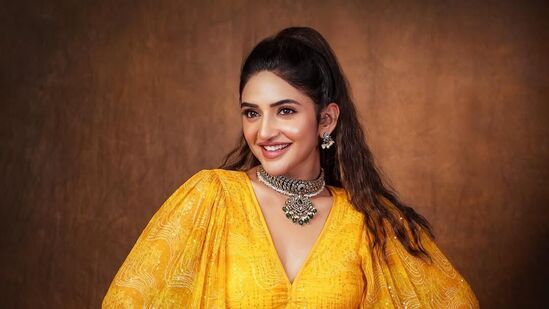 ఇటీవ‌ల రిలీజైన అల్లు అర్జున్ పుష్ప 2 మూవీలో స్పెష‌ల్ సాంగ్‌లో త‌న డ్యాన్స్ స్టెప్పుల‌తో ఆక‌ట్టుకుంది.&nbsp;