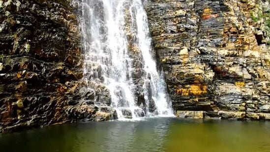 పెంచలకోన జలపాతం.. ప్రకృతి ప్రేమికులకు స్వర్గం. పచ్చటి కొండల మధ్య ఉన్న ఈ జలపాతం చూడడానికి అద్భుతంగా ఉంటుంది. జలపాతం దగ్గర స్నానం చేయడం, చుట్టూ ఉన్న అడవిలో తిరగడం జీవితంలో మర్చిపోలేని అనుభూతిని ఇస్తుంది.