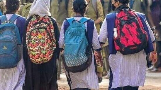 ఏపీలో ఇటీవల భారీ వర్షాలతో పలు జిల్లాల్లో స్కూళ్లు,కాలేజీలకు కలెక్టర్లు వరుసగా సెలవులు ఇచ్చారు. దీంతో విద్యాసంవత్సం పనిదినాలు తగ్గుతున్నాయి. &nbsp;దీంతో పనిదినాలు తగ్గకుండా ఉండేందుకు సంక్రాంతి సెలవులు కుదిస్తారని వార్తలు వినిపించాయి. ఈ నేపథ్యంలోనే… విద్యాశాఖ అధికారులు క్లారిటీ ఇచ్చారు.
