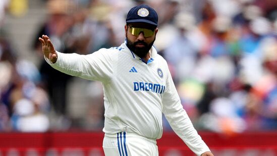 <p>Rohit Sharma: ఆస్ట్రేలియాతో జరుగుతున్న నాలుగో టెస్టులోనూ ఫాలో ఆన్ తప్పించుకోవడానికి టీమిండియా పోరాడుతోంది. అయితే రెండో రోజు తొలి సెషన్ లో రోహిత్ శర్మ కెప్టెన్సీ, కొత్త బాల్ ను సరిగా వాడుకోవడంలో విఫలమవడంపై మాజీ క్రికెటర్లు గవాస్కర్, రవిశాస్త్రి, ఎమ్మెస్కే ప్రసాద్ తీవ్ర అసంతృప్తి వ్యక్తం చేశారు.</p>