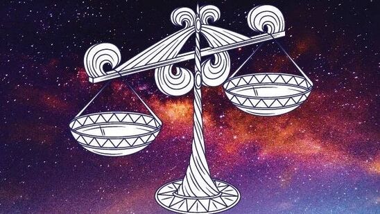 తులా రాశి : తులారాశి జాతకులు కూడా శని సంచార రాశి నుండి ప్రయోజనం పొందుతారు. ఈ రాశిలో శని ఉన్నతంగా ఉంటాడు. కాబట్టి తులారాశి వారికి మంచి ఫలితాలు వస్తాయి. శని తులా రాశి 6వ స్థానంలో ఉంది. ఇది తులారాశిని శత్రువుల భయం నుండి విముక్తి కలిగిస్తుంది. ఒత్తిడిని తగ్గిస్తుంది. కోర్టు కేసుల్లో విజయం సాధిస్తారు. శారీరక సమస్యలను కూడా తొలగిస్తుంది.