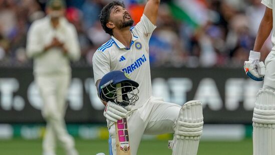 భారత బ్యాటర్ నితీశ్ కుమార్ రెడ్డి తెలుగోడి సత్తాచాటాడు. మెల్‍బోర్న్ వేదికగా ఆస్ట్రేలియాతో జరుగుతున్న నాలుగో టెస్టులో సెంచరీతో అదరగొట్టాడు. అంతర్జాతీయ కెరీర్లో తన తొలి శతకం చేశాడు. తన తొలి సిరీస్‍లోనే సెంచరీ సాధించాడు. మూడో రోజు ఆట ముగిసే సమయానికి అజేయంగా 176 బంతుల్లో 105 పరుగులు చేశాడు నితీశ్.