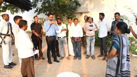 ప్రజాపాలనలో దరఖాస్తు చేసుకున్న సమయంలో రశీద్ నెంబర్ ఇచ్చారు. ఈ నెంబర్ ఆధారంగా దరఖాస్తుదారుడి స్టేటస్ తెలుస్తోంది. ఇలా కాకుండా… దరఖాస్తుదారుడి ఆధార్ నెంబర్ లేదా రేషన్ కార్డు నెంబర్ ద్వారా కూడా వివరాలు కనిపిస్తాయి.&nbsp;