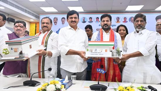 ప్రస్తుతం దరఖాస్తు చేసుకునే అప్లికేషన్లను స్వీకరించి.. ఆన్ లైన్ చేయాల్సి ఉంటుంది. ఆ తర్వాతే వారికి కూడా సర్వే నిర్వహిస్తారు. ఒక వేళ ఈ విడతలో మిస్ అయినప్పటికీ.. మరో విడత సర్వేలో వివరాలను సేకరించే అవకాశం ఉంటుంది.