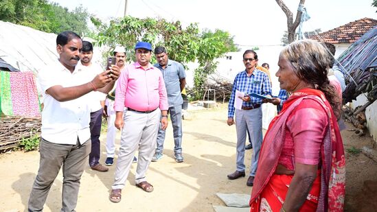 ప్రస్తుతం జరుగుతున్న సర్వే జనవరి మొదటి వారం లేదా సంక్రాంతి లోపు పూర్తయ్యే అవకాశం ఉంది. అయితే సర్వే పూర్తి తర్వాత… లబ్ధిదారుల జాబితాను ఎలా ఎంపిక చేస్తారనేది అందరిలోనూ ఆసక్తిని పుట్టిస్తోంది. లక్షల సంఖ్యలో దరఖాస్తులు రావటంతో.. అర్హత కలిగిన వారిని గుర్తించటం సవాల్ గా మారిపోయింది. &nbsp;అయితే గ్రామ సభ ఆమోదం తర్వాతనే… ఇందిరమ్మ ఇంటి లబ్ధిదారుల జాబితాను ప్రకటించనున్నట్లు తెలుస్తోంది.ఈ పేర్లకే జిల్లా కలెక్టర్ గ్రీన్ సిగ్నల్ ఇవ్వాల్సి ఉంటుందని సమాచారం.&nbsp;
