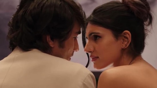 Ishq In The Air OTT: బోల్డ్ అండ్ రొమాంటిక్ వెబ్ సిరీస్‌గా తెరకెక్కిన ఇష్క్ ఇన్ ది ఎయిర్ ఎమ్ఎక్స్ ప్లేయర్‌లో టాప్ 1 వాచబుల్ సిరీస్‌గా నిలిచింది. దీనికి ఐఎమ్‌డీబీ నుంచి 8.1 రేటింగ్ ఉండటం విశేషం. ఈ ఏడింటితోపాటు భౌకల్, నామ్ నమక్ నిషాన్, ఫిసద్దీ వెబ్ సిరీస్‌లు కూడా టాప్‌లో ఉన్నాయి. ఇలా మొత్తంగా ఈ టాప్ 10 వెబ్ సిరీసులన్నింటిని ఎమ్ఎక్స్ ప్లేయర్‌లో తెలుగులో ఫ్రీగా చూసేయొచ్చు.&nbsp;