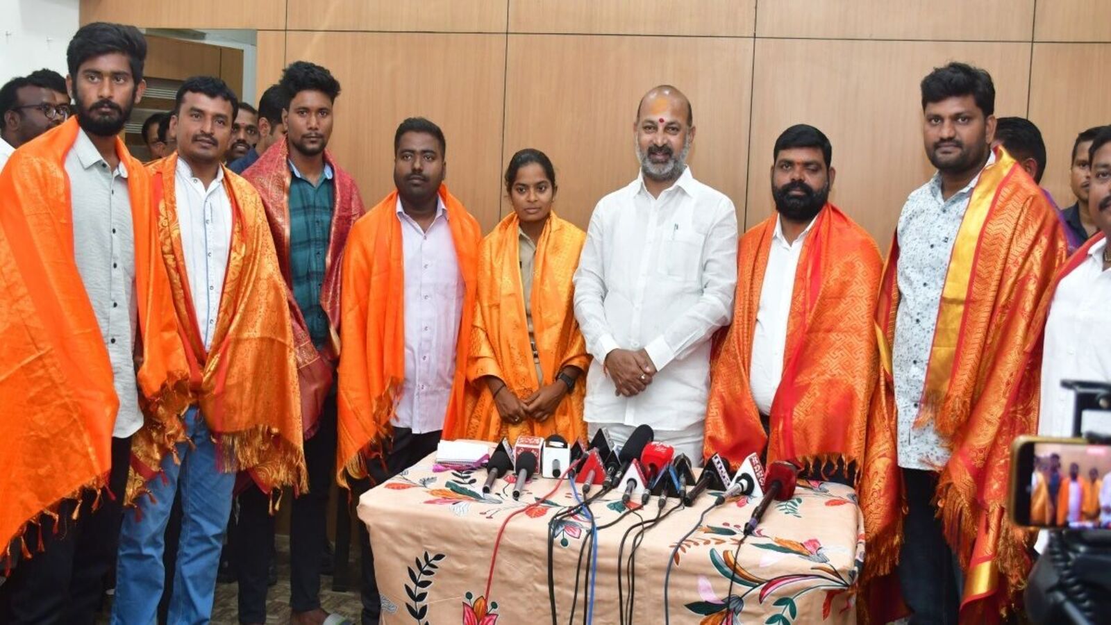 Bandi Sanjay : సంక్రాంతి లోపు ఫీజు రీయంబర్స్ మెంట్ చెల్లించాల్సిందే, లేకుంటే మహోద్యమం చేపడతాం - బండి సంజయ్