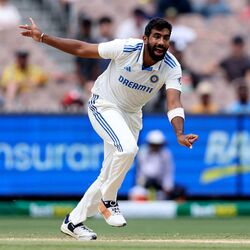 <p>ప్రస్తుతం జరుగుతున్న బోర్డర్-గవాస్కర్ ట్రోఫీలో ఇప్పటివరకు ఇరు జట్ల మధ్య అత్యధిక వికెట్లు తీసిన పేసర్‌గా జస్ప్రీత్ బుమ్రా నిలిచాడు. ఈ విషయంలో ఆయనకు దగ్గరిలో ఎవరూ లేరు. చివరికి బుమ్రా టెస్టు సిరీస్‌ను అత్యధిక వికెట్లు తీసిన పేసర్‌గా ముగించే అవకాశం ఉంది.&nbsp;</p>