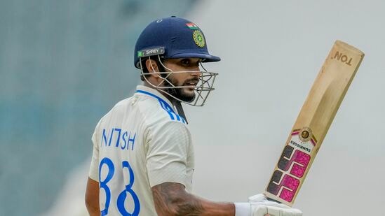 “నాపై కొందరు సందేహాలు వ్యక్తం చేశారు. ఐపీఎల్‍ నుంచి వచ్చిన యంగ్ ప్లేయర్.. ఇలాంటి పెద్ద సిరీస్‍లో పర్ఫార్మ్ చేయలేడని అన్నారు. నేను వారిని తప్పు అని నిరూపించాలని అనుకున్నా. భారత జట్టు కోసం నేను 100 శాతం ఇచ్చేందుకు నేను ఇక్కడ ఉన్నానని వారికి తెలియజేయాలని అనుకుంటున్నా” అని నితీశ్ కుమార్ అన్నాడు.