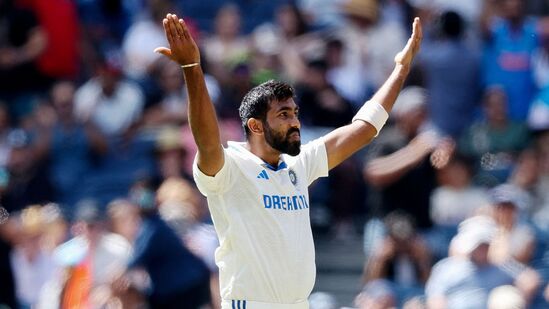 జస్‌ప్రీత్ బుమ్రా చరిత్ర సృష్టించాడు. మెల్బోర్న్ వేదికగా ఆస్ట్రేలియాతో జరుగుతున్న బాక్సింగ్ డే టెస్టు రెండో ఇన్నింగ్స్‌లో జస్‌ప్రీత్ బుమ్రా నాలుగు వికెట్స్ తీశాడు. ఈ క్రమంలో కపిల్ దేవ్ 32 ఏళ్ల రికార్డును బుమ్రా బద్దలు కొట్టాడు.&nbsp;