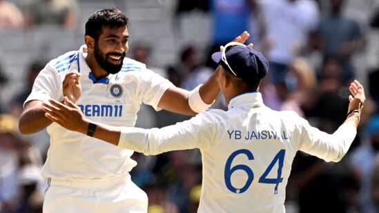ఆస్ట్రేలియాలో జరిగిన టెస్టు సిరీస్‌లో అత్యధిక వికెట్లు తీసిన పేసర్‌గా కపిల్ దేవ్ నిలిచాడు. 1991-92లో ఆస్ట్రేలియాలో జరిగిన ఐదు మ్యాచ్‌ల టెస్టు సిరీస్‌లో మొత్తం 25 వికెట్లు పడగొట్టాడు. కపిల్ 10 ఇన్నింగ్స్‌లో బౌలింగ్ చేసి ఈ ఘనత సాధించాడు.&nbsp;