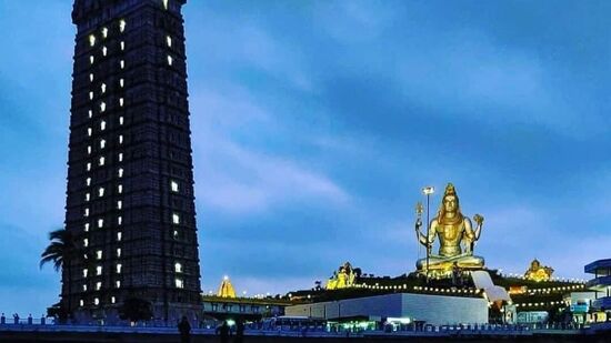 హైదరాబాద్ - కర్ణాటక ట్రిప్ ధరలు : సింగిల్ షేరింగ్ కు రూ.39140 ధర ఉండగా.. డబుల్ షేరింగ్ కు రూ. 22710 ధరగా ప్రకటించారు. ట్రిపుల్ షేరింగ్ కు రూ.18180గా ఉంది. కంఫర్ట్ క్లాస్ &nbsp;ఈ ధరలు ఉంటాయి. స్టాండర్డ్ క్లాస్ లో ట్రిపుల్ షేరింగ్ కు రూ. 15150గా నిర్ణయించారు. సింగిల్ షేరింగ్ కు రూ. 36120గా నిర్ణయించారు. &nbsp;5 నుంచి 11 ఏళ్ల చిన్నారుకు కూడా టికెట్ ధరలు నిర్ణయించారు. ఇక టూర్ ప్యాకేజీలో టికెట్లు, హోటల్‌లో వసతి, బ్రేక్‌ఫాస్ట్, లంచ్, డిన్నర్ కవర్ అవుతాయి.&nbsp;