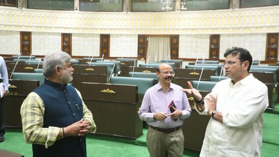 సభ్యులకు ఎలాంటి ఇబ్బందులు లేకుండా అన్ని జాగ్రత్తలు తీసుకోవాలని,అవసరమైన ఏర్పాట్లు చేయాలని స్పీకర్ గడ్డం ప్రసాద్ కుమార్ అధికారులకు సూచించారు. రాష్ట్ర ప్రభుత్వ ప్రధాన కార్యదర్శితో పాటు డిజిపి, పోలీస్ ఉన్నతాధికారులతో టెలీ కాన్ఫరెన్స్ లో స్పీకర్ మాట్లాడారు.