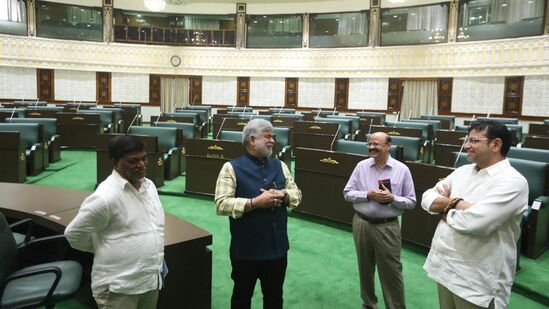 ప్రభుత్వాధికారులతో &nbsp;సమన్యయం చేసుకుని సమావేశాలు ప్రశాంత వాతావరణంలో జరిగే విధంగా అవసరమైన ఏర్పాట్లు చేయాలని లేజిస్లేచర్ సెక్రటరీ నరసింహాచార్యులను సభాపతి ప్రసాద్ కుమార్ ఆదేశించారు.&nbsp;