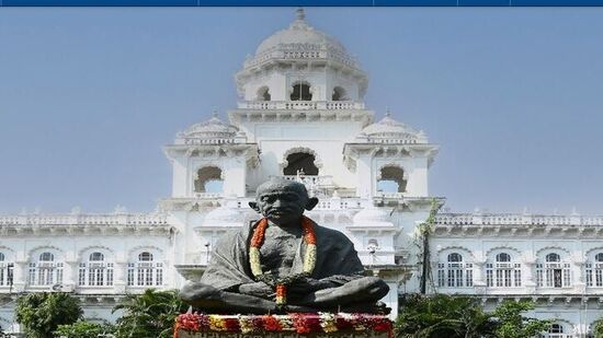 <p>ప్రత్యేక సమావేశం నేపథ్యంలో &nbsp;శాసనసభ కార్యదర్శి నర్సింహాచార్యులు ఎమ్మెల్యేలకు శనివారం లేఖల ద్వారా సమాచారం ఇచ్చారు. సభ ఏర్పాట్లను ఇవాళ స్పీకర్ గడ్డం ప్రసాద్, మంత్రి శ్రీధర్ బాబు పరిశీలించారు.</p>