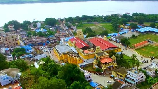 ఖమ్మం జిల్లా పేరు వినగానే ఫస్ట్ గుర్తొచ్చేది భద్రాచలం. గోదావరి నది ఒడ్డున ఉన్న ఈ పుణ్యక్షేత్రంలో శ్రీరామచంద్రుడు కొలువై ఉన్నారు. గోదావరి నది పక్కనే ఈ ఆలయం ఉంటుంది. అందమైన శిల్పకళ, వాస్తుశాస్త్రం ఈ ఆలయం ప్రత్యేకత. ఇక్కడి తెలుగు రాష్ట్రాల నుంచే కాకుండా ఇతర ప్రాంతాల నుంచి భక్తులు వస్తుంటారు.