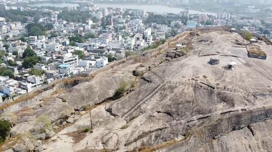 ఈ జిల్లాలో మరో చారిత్రక ప్రదేశం ఖమ్మం ఖిల్లా. &nbsp;చారిత్రక ప్రాముఖ్యం కలిగిన ఈ ఖిల్లా.. కాకతీయ రాజుల కాలం నాటిది. ఈ ఖిల్లా నిర్మాణం, చుట్టుపక్కల ఉన్న అడవి ప్రాంతం ప్రత్యేకంగా ఉంటుంది. వాతావరణం ప్రశాంతంగా ఉంటుంది.