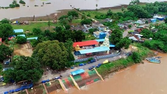 ఖమ్మం జిల్లాలో మరో పర్యాటక ప్రదేశం పర్ణశాల. గోదావరి నది ఒడ్డున ఉన్న ఈ ప్రదేశం.. పచ్చని తోటలు, అందమైన ప్రకృతి దృశ్యాలకు నిలయం. ఇక్కడ బోటింగ్, పిక్నిక్ చాలా స్పెషల్. కుటుంబం, స్నేహితులతో గడపడానికి మంచి ప్లేస్ ఇది.