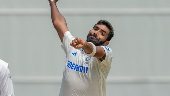 జస్‍ప్రీత్ బుమ్రా ఈ ఏడాది 2024లో 13 టెస్టుల్లో 71 వికెట్లు పడగొట్టాడు. 14.92 సగటుతో అదరగొట్టారు. అద్భుత బౌలింగ్ ప్రదర్శన చేశాడు. కెరీర్లో ఓ ఏడాదిలో బుమ్రాకు ఇవే అత్యధిక వికెట్లు.&nbsp;