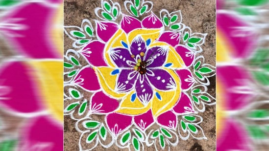 చిన్న స్థలంలోనే ఈ అందమైన రంగోలీ వేసుకోవచ్చు. చిన్న స్థలంలోనే ఈ అందమైన రంగోలీ వేసుకోవచ్చు.