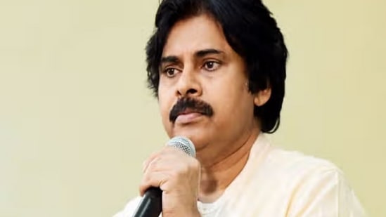 రాజకీయాల్లో పనితీరే ప్రామాణికమని డిప్యూటీ సీఎం పవన్ అన్నారు. కలిసి పనిచేసిన వారిని గుర్తించాల్సిన బాధ్యత తనపై ఉందన్నారు. తమ పార్టీలో మంత్రులు ఎంపిక కులం చూసి కాకుండా పనితీరును ప్రామాణికంగా తీసుకున్నట్లు తెలిపారు. సోమవారం మంగళగిరిలో ఆయన మీడియా చిట్‌చాట్‌లో మాట్లాడారు. &nbsp;