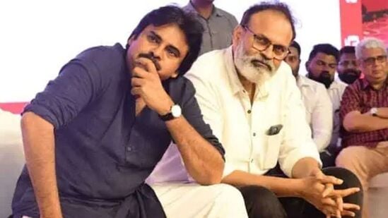 నాగబాబు జనసేన కోసం నిలబడ్డారని, వైసీపీ నేతలతో తిట్లు తిన్నారని పవన్ కల్యాణ్ అన్నారు. ఇక్కడ కులం, బంధుప్రీతి లేదని, పనిమంతుడా కాదా? అన్నదే చూడాలన్నారు. నాగబాబును ఎంపీగా ప్రకటించి, చివరకు తప్పించామన్నారు.&nbsp;