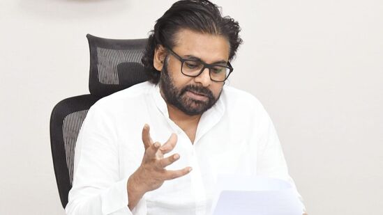 నాగబాబు ముందు ఎమ్మెల్సీగా ఎంపికవుతారని, మంత్రి పదవి విషయంలో తర్వాత చర్చిస్తామని పవన్ కల్యాణ్ అన్నారు. రాజ్యసభ ఇద్దామనుకున్నాం కుదర్లేదని అందుకే ఎమ్మెల్సీ ఇస్తామన్నారు. వచ్చే నెల నుంచి 15 రోజుల చొప్పున జిల్లాల్లో పర్యటిస్తానని పవన్ కల్యాణ్ తెలిపారు.&nbsp;