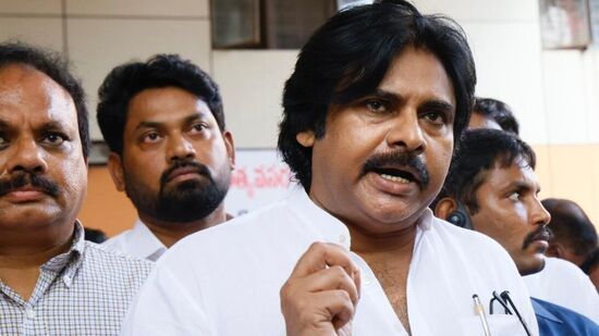 మాకు బ్యాక్‌గ్రౌండ్‌ లేకపోయినా అన్నయ్య చిరంజీవి సొంతంగా ఎదిగారని పవన్ కల్యాణ్ అన్నారు. ఇప్పుడు మా తర్వాత తరం పిల్లలకు ఒక బ్యాక్‌గ్రౌండ్‌ ఉందన్నారు. పార్టీ కోసం కష్టపడిన వారిని గుర్తించాలని పవన్ అన్నారు. నాగబాబు తనతో పాటు సమానంగా కష్టపడ్డారన్నారు.&nbsp;