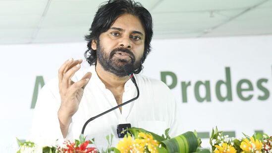 కందుల దుర్గేష్ ఏ కులమో తనకు తెలియదని, ఆయన పనితీరు చూసి మంత్రి పదవి ఇచ్చామని పవన్ కల్యాణ్ అన్నారు. మనోహర్‌, హరిప్రసాద్‌ పార్టీ కోసం ముందు నుంచీ కష్టపడ్డారన్నారు. ప్రతిభ ఆధారంగా పదవులు ఇస్తామన్నారు. &nbsp;