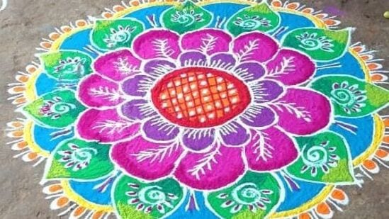 గులాబీలు, ఆకుల్లా కనిపించే ఈ రంగోలిని ఏ పండుగ రోజు అయినా ఇంటి ముందు పెట్టుకోవచ్చు. గులాబీలు, ఆకుల్లా కనిపించే ఈ రంగోలిని ఏ పండుగ రోజు అయినా ఇంటి ముందు పెట్టుకోవచ్చు. 