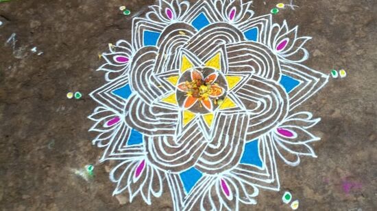 అందమైన గీతల ముగ్గు అందమైన గీతల ముగ్గు