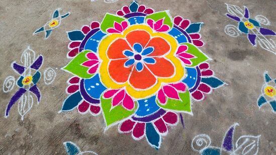 చుక్కలతో పెద్ద పెద్ద ముగ్గులను వేసుకోలేకపోతే కేవలం గీతలతోనే ఈ ముగ్గును వేయవచ్చు. చుక్కలతో పెద్ద పెద్ద ముగ్గులను వేసుకోలేకపోతే కేవలం గీతలతోనే ఈ ముగ్గును వేయవచ్చు.