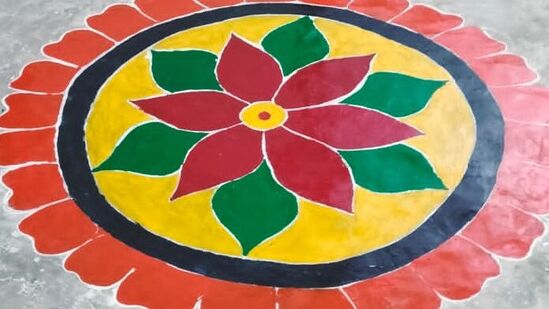 సింపుల్ గా కనిపించే ఈ కోలామ్ మీ ఇంటి వరండాలో వేసుకోవడానికి సరైన ఎంపిక. సింపుల్ గా కనిపించే ఈ కోలామ్ మీ ఇంటి వరండాలో వేసుకోవడానికి సరైన ఎంపిక.