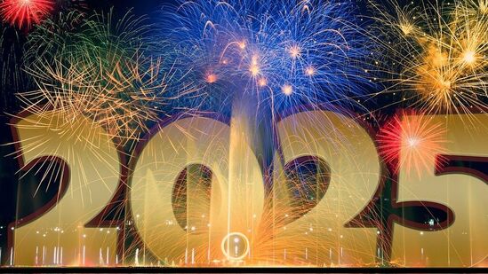 న్యూ ఇయర్ అంటే బాణసంచా, ఆహారం మరియు ఆనందం. అయితే కొన్ని దేశాలలో, న్యూ ఇయర్ రోజున కొన్ని ఆటలు ఆడతారు. సోషల్ మీడియా ద్వారా మీరు దీన్ని సులభంగా తెలుసుకోవచ్చు. మీ గదిని గేమింగ్ ప్రాంతంగా మార్చడానికి, పింగ్-పాంగ్ ఛాలెంజ్ లు, కప్పులు తీయడం లేదా UNO వంటి సాంప్రదాయ కార్డ్ గేమ్ లు ఆడండి.&nbsp;