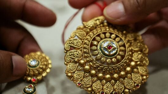 వరంగల్​లో పసిడి ధరలు ఈ విధంగా ఉన్నాయి. 10 గ్రాముల పసిడి ధరలు వరుసగా రూ. 71,539- రూ. 78,039గా ఉన్నాయి. 100 గ్రాముల వెండి రేటు రూ. 10,320గాను.. కేజీ వెండి రేటు రూ. 1,03,100గాను కొనసాగుతున్నాయి.