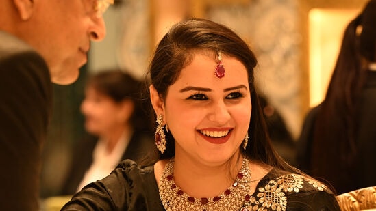 అమరావతి (విజయవాడ)లో 10 గ్రాముల పసిడి (22క్యారెట్లు) ధర రూ. 71,545గా ఉంది. 24 క్యారెట్ల గోల్డ్ ప్రైజ్ రూ. 78,045గా ఉంది. కేజీ వెండి ధర రూ. 1,03,900గా ఉంది. అమరావతి (విజయవాడ)లో 10 గ్రాముల పసిడి (22క్యారెట్లు) ధర రూ. 71,545గా ఉంది. 24 క్యారెట్ల గోల్డ్ ప్రైజ్ రూ. 78,045గా ఉంది. కేజీ వెండి ధర రూ. 1,03,900గా ఉంది.