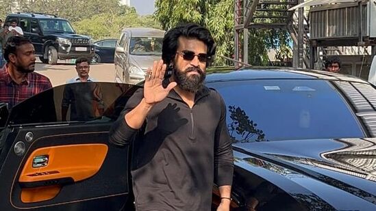 బాల‌కృష్ణ డాకు మ‌హారాజ్ మూవీని సితార ఎంట‌ర్‌టైన్‌మెంట్స్ ప్రొడ్యూస్ చేస్తోంది. బాబీ ద‌ర్శ‌క‌త్వం వ‌హిస్తోన్న ఈ సినిమాలో ప్ర‌గ్యా జైస్వాల్‌, శ్ర‌ద్ధా శ్రీనాథ్‌, చాందిని చౌద‌రి కీల‌క పాత్ర‌ల్లో క‌నిపించ‌బోతున్నారు.