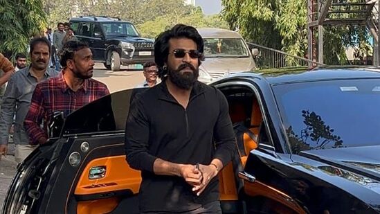 గేమ్ ఛేంజ‌ర్ సినిమాకు శంక‌ర్ ద‌ర్శ‌క‌త్వం వ‌హిస్తోన్నాడు. &nbsp;పొలిటిక‌ల్ యాక్ష‌న్ థ్రిల్ల‌ర్‌గా తెర‌కెక్కుతోన్న ఈ మూవీలో కియారా అద్వానీ హీరోయిన్‌గా న‌టిస్తోంది.&nbsp;