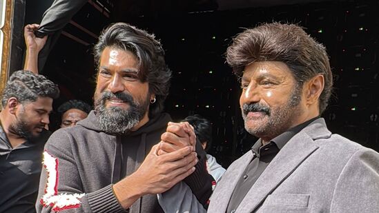 &nbsp;అన్‌స్టాప‌బుల్ షోలో గేమ్ ఛేంజ‌ర్ సినిమాతో పాటు చిరంజీవి, ప‌వ‌న్ క‌ళ్యాణ్‌ల‌తో అనుబంధం గురించి రామ్‌చ‌ర‌ణ్ ప‌లు ఇంట్రెస్టింగ్ విష‌యాల్ని బాల‌కృష్ణ‌తో పంచుకోబోతున్న‌ట్లు చెబుతోన్నారు.&nbsp;